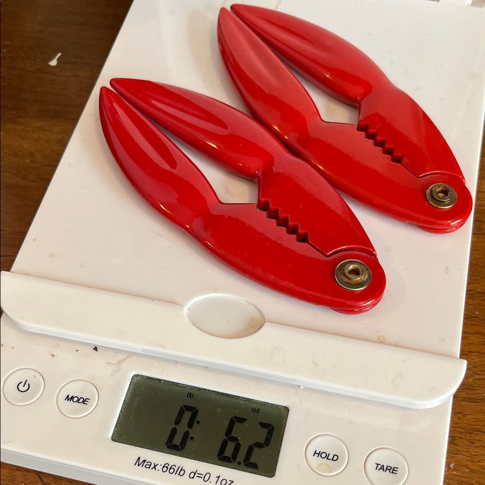 Red Lobster Claw Crackers set of 2 enamel over metal vintage - Picture 4 of 4